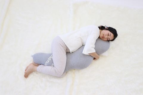 “くぼみが体にフィットする”妊婦さんのためのふわふわくものだきまくら